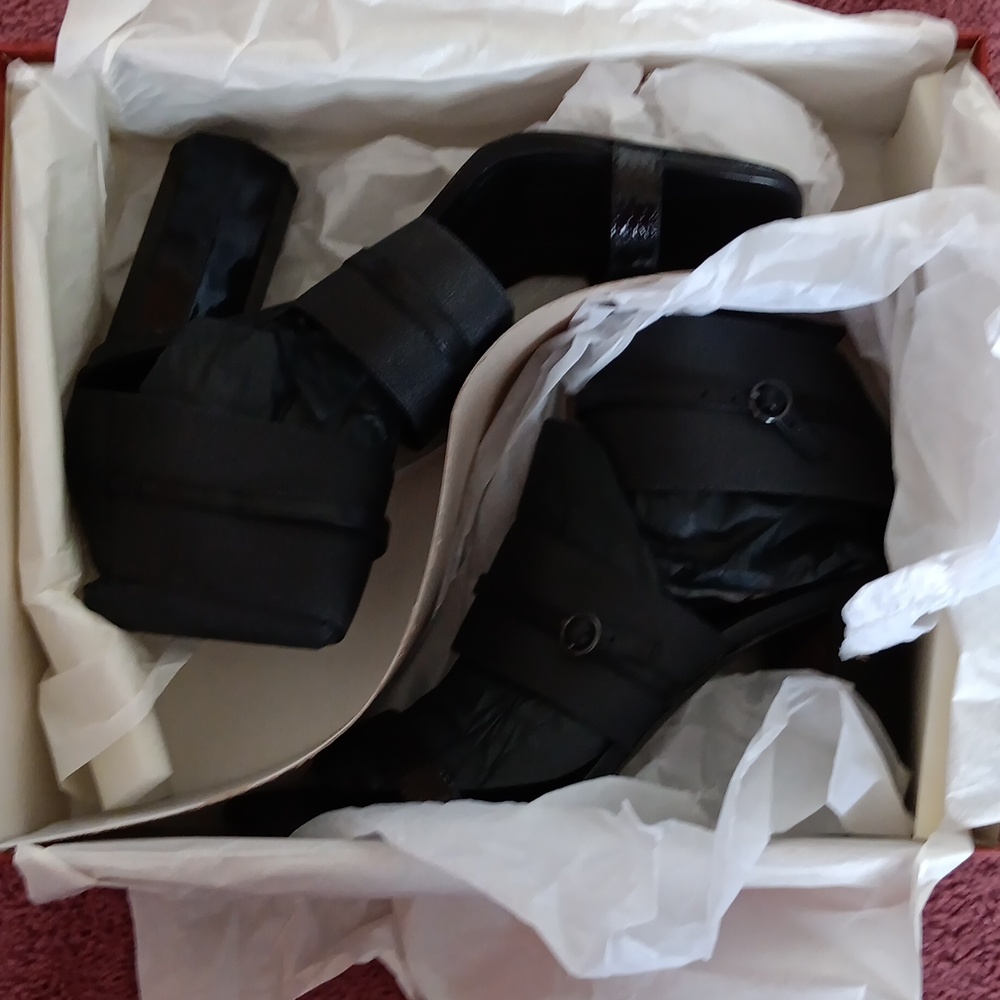NWOT Donald Pliner Black Metallic Elastic Ankle Strap Sandals